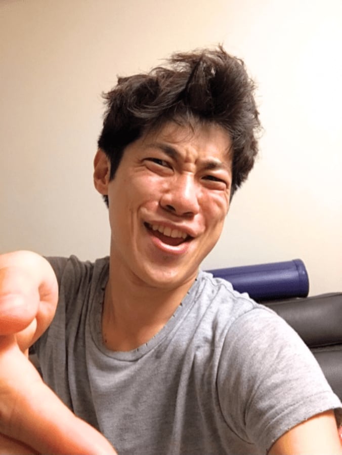 横山だいすけ、全力の変顔握手ショットが話題「最高です！」「癒されます！」 2枚目