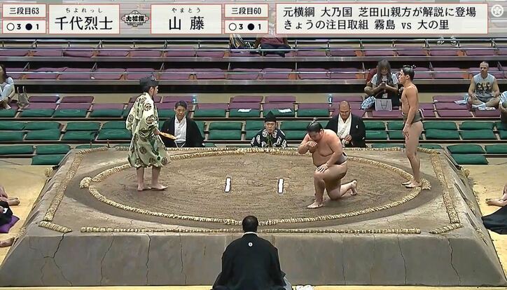 【写真・画像】「まるでぶつかり稽古」体重252キロ超巨漢力士が“サンドバック状態”も「それでも動じない」並外れたボディにファン騒然　1枚目