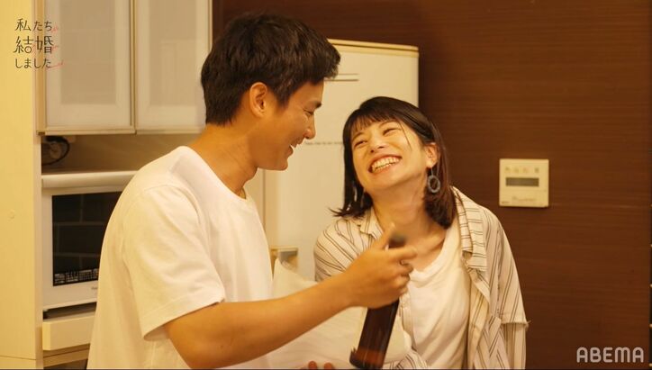 キッチンでハグも！野村周平＆さとうほなみ、“夫婦”でおつまみ作り、距離が縮まり…『私たち結婚しました』第3話
