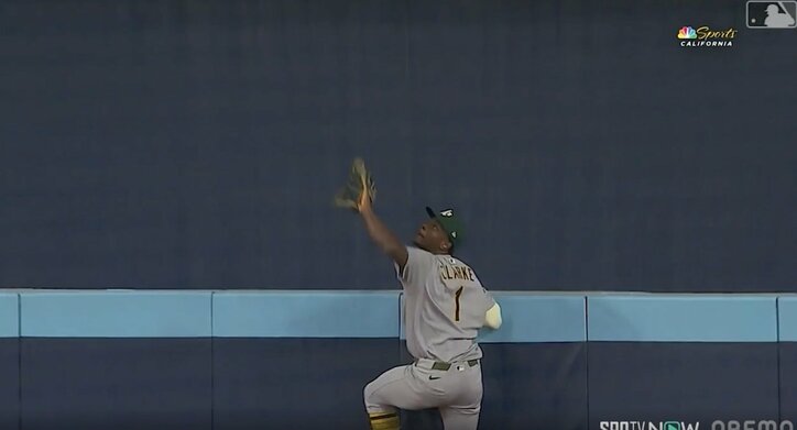 【写真・画像】球場騒然！ 大谷翔平、爆速高速ゴロで“まさかの光景”「危険すぎ」「スゴい音」 “火の玉打球”を相手野手が止められない　1枚目