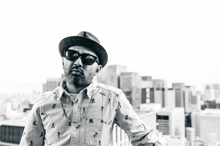 「SMAPがなくなるかもしれなくても、俺のラップがある」MACKA-CHIN、呂布カルマを迎えた新MVをドロップ