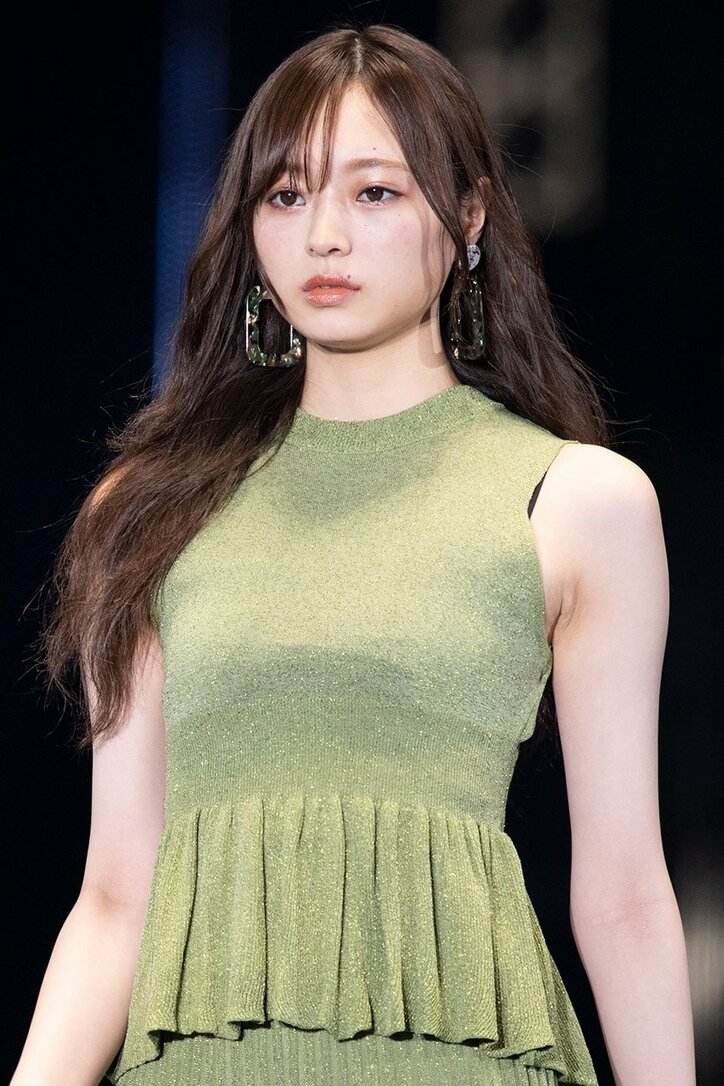 齋藤飛鳥が魅せたステージ先端の甘噛みに大歓声、乃木坂46が『TGC』に登場