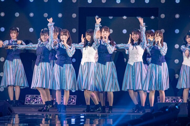 日向坂46が平成最後の『TGC』で3曲ミニライブ、濱岸ひよりが初ランウェイで笑顔を見せる