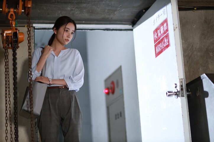 美人議員秘書（中村ゆりか）が「記憶にありません」で言霊発動！堀田真由、森田望智…怪しい動きを見せる住民も…『言霊荘』第２話