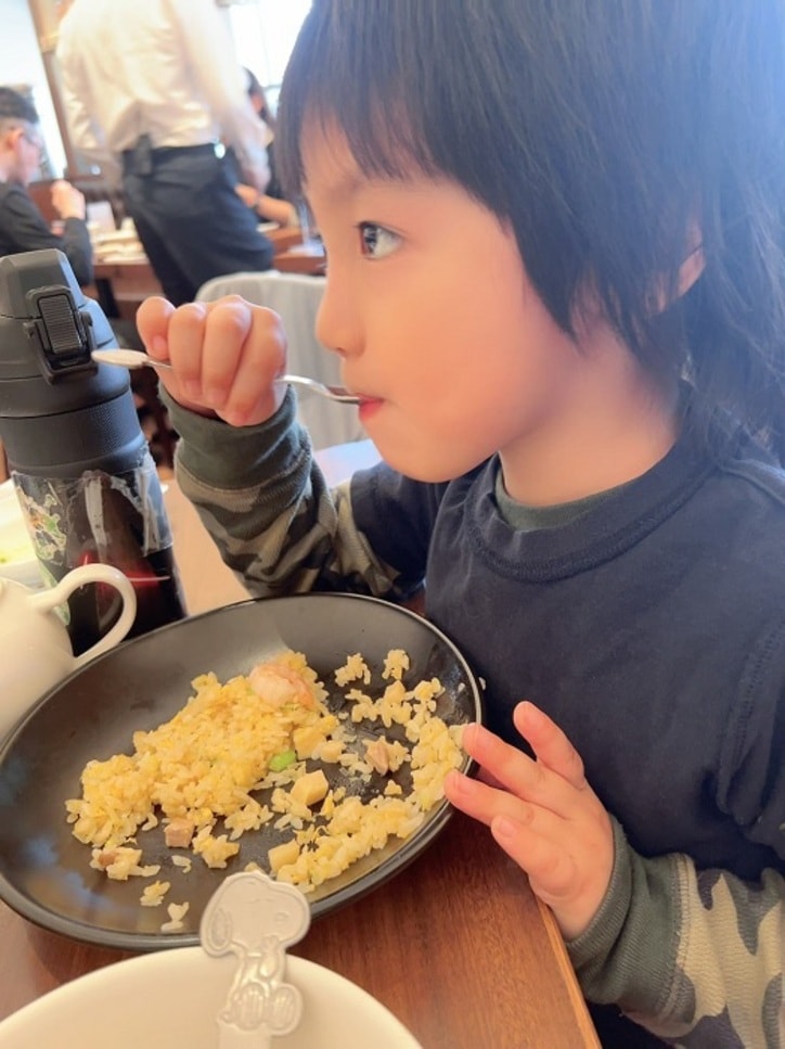  川崎希、レストランで息子が大人用の品をおかわり「お腹ペコペコみたい」 