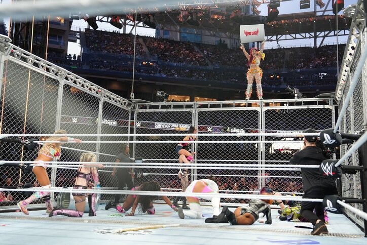 【画像】日本人女子、ドラム缶から衝撃の“ひょっこり180度開脚”