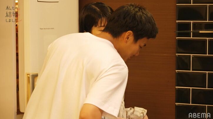 キッチンでハグも！野村周平＆さとうほなみ、“夫婦”でおつまみ作り、距離が縮まり…『私たち結婚しました』第3話
