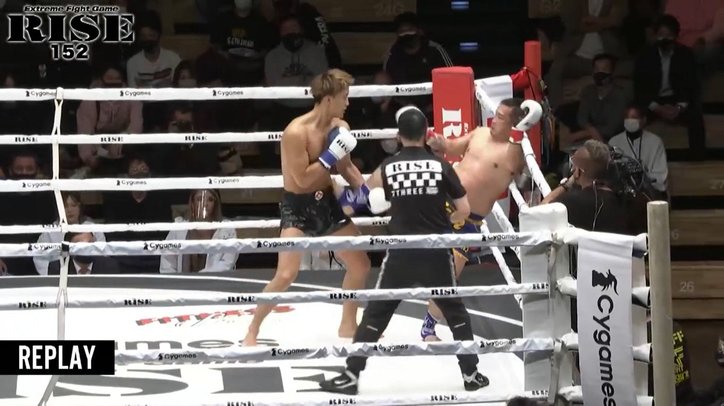 「セコンドが戦意喪失」実況席困惑の“珍”決着 突然のタオル投入に両選手が“キョトン”顔 