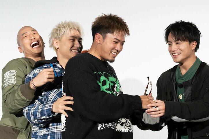 片寄涼太&橋本環奈の舞台挨拶にGENERATIONSがサプライズ登場!ファンも大喜び 映画『午前0時、キスしに来てよ』