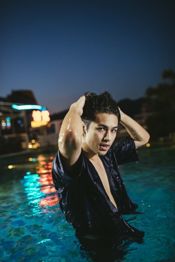 佐伯大地、無邪気な笑顔から色気のある姿まで…　ファースト写真集『ROAR』発売決定