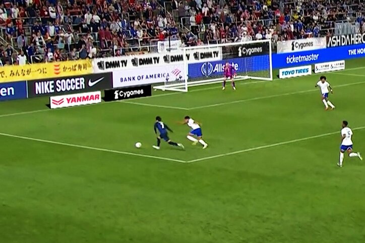 縦突破する三笘薫