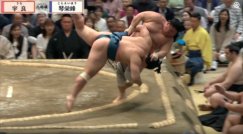 &ldquo;土俵際のマジシャン&rdquo;宇良、客席へ突っ込むも伯乃富士が受け止める 「キャッチした」「助けてくれた」予想外の光景に反響