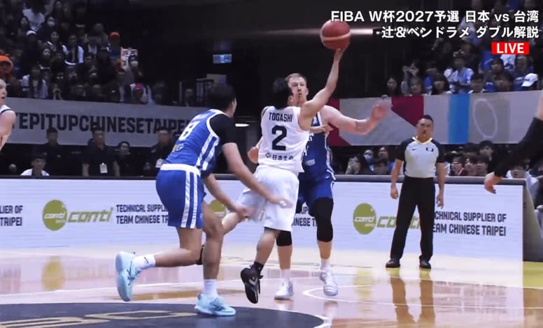 「リング見てないやん！」167cm富樫勇樹、211cmブロック攻略の“神フローターショット”「嫌な流れを一瞬で断ち切った」電光石火ドライブが話題【バスケ日本代表】