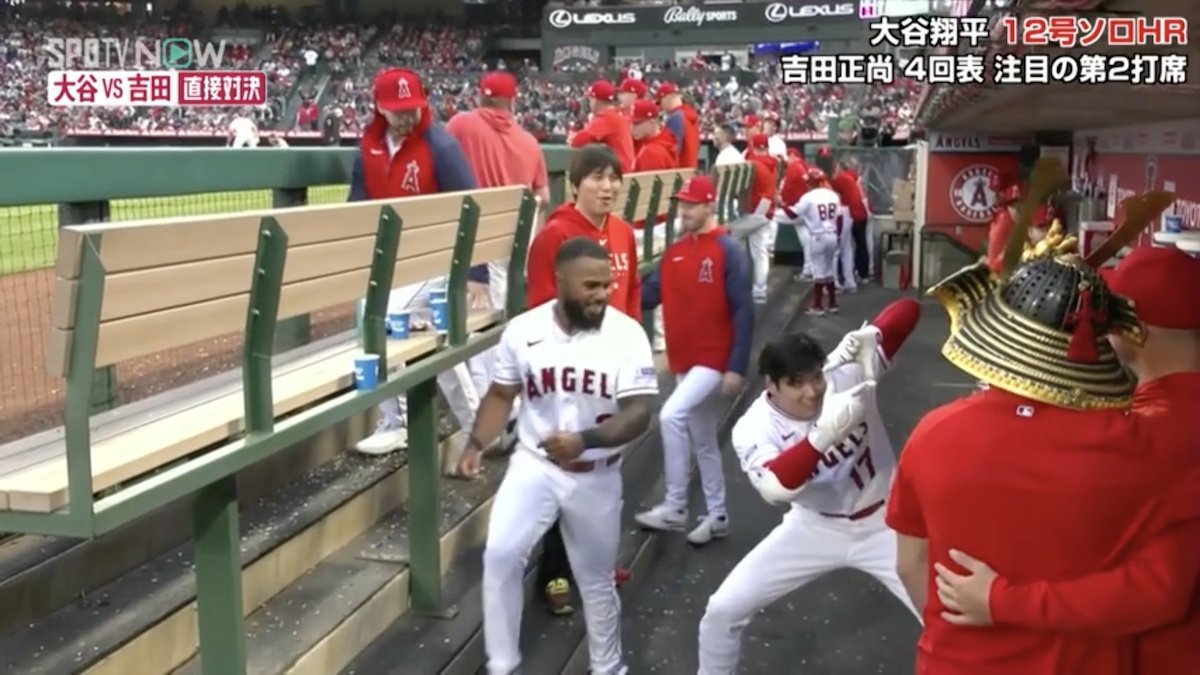 大谷翔平がホームラン打ってベンチで“エア撮影会”！？ ノリノリの新セレブレーション披露に「なにしとん」「かわええwwwww」「楽しそう」 | MLB  | ABEMA TIMES | アベマタイムズ