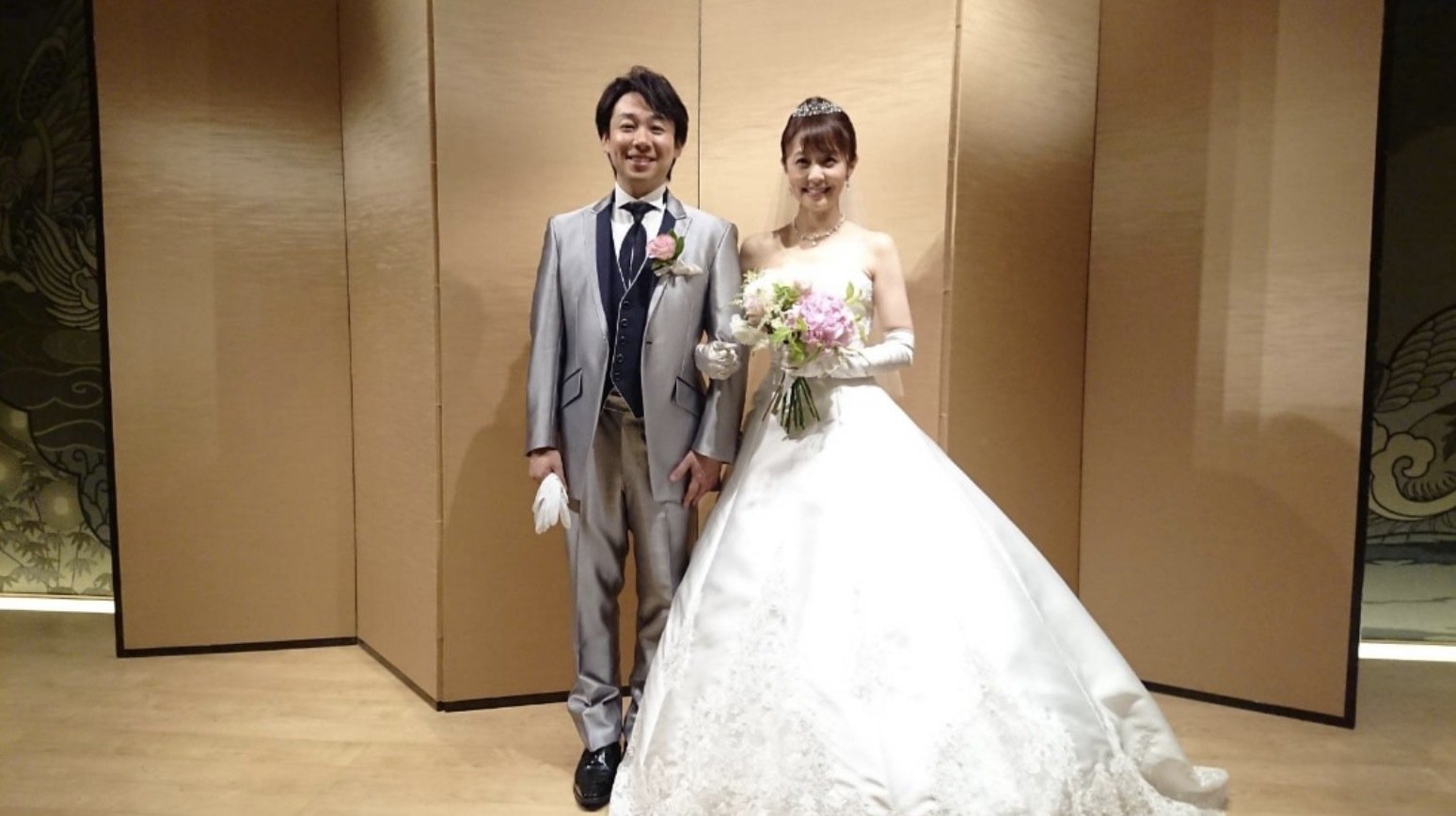 小林麻耶 プチ結婚式後のサプライズに大号泣 驚きと嬉しさで 話題 Abema Times
