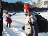 「めちゃくちゃいい映画」山田裕貴、雪山をバックに振り返るオフショットを公開