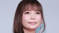 中川翔子 愛車“真っ赤なベンツ”との2ショットに「超絶かっこいい」