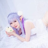 人気コスプレイヤー・Sally 多啦雪、「リゼロ」エミリアの誕生日をコスプレで祝福　世界各国から「おめでとう」の声