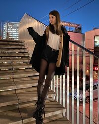 「美脚過ぎます」「スタイルが良すぎ」マギー、“美脚”際立つショートパンツ姿を披露し絶賛の声