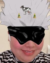 渡辺直美、新年一発目は「呪術廻戦」五条悟の“お正月”コスプレ「牛と配色一緒だし」