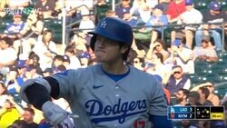 球場騒然！大谷翔平に“異変”が起こった…！？ 空振り三振直後に一瞬見せた“動き”にファン騒然「体の調子が悪いのか」「はやく元気になって欲しい」