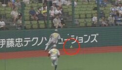 大ピンチ！まさかのグラブが外れるハプニング… 片手で「素手キャッチ→正確すぎる送球」 西武・西川の超絶ファインプレーで爆速・周東のランニング弾を阻止した瞬間