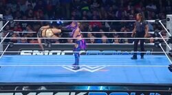 「音ヤバい」人気日本人女子レスラーが“吹っ飛んだ”…強烈ミサイルキックの餌食に「突き刺さったぞ」ファンもドン引き