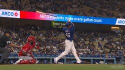 「あぶなっ」世界一・ドジャース強打線は“後方”も注意！？バットすっぽ抜けに観客騒然「ネットが必要な理由」「怖いね」