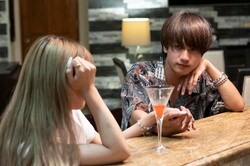 わがままボディのお姉さんと金髪ギャル、どちらとも手繋ぎ！ハタチの男子に「すごいやん」とニューヨーク屋敷爆笑『シャッフルアイランド Season2』 