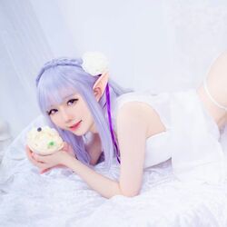 人気コスプレイヤー・Sally 多啦雪、「リゼロ」エミリアの誕生日をコスプレで祝福　世界各国から「おめでとう」の声