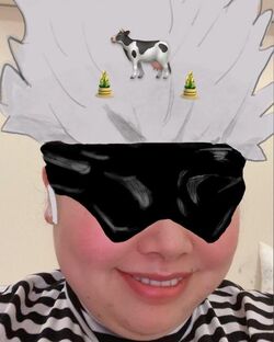 渡辺直美、新年一発目は「呪術廻戦」五条悟の“お正月”コスプレ「牛と配色一緒だし」