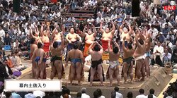 大相撲客席に「青いリップのオネエさん」「コスプレみたいなメイク」力士との対比がスゴイ“ただならぬ人物” 幕内土俵入りで驚きの一コマ