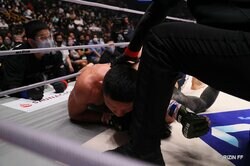 【画像】レフェリーに「He’s out!」叫ぶ堀口恭司