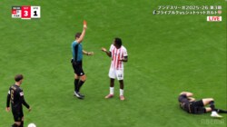 「愚かだ…」19歳逸材が“足裏ハイキック”で衝撃の一発レッドカード！「クレイジーだ」頭部直撃の超危険ファウルに海外ファンも呆れ