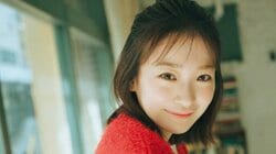 櫻坂46 三期生・小島凪紗、“遊園地デート”グラビアで太陽の笑顔 『FLASH』登場