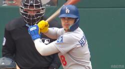 ド軍のお調子者が“謎の行動”「スッパマン」「キケw」バックヤードでの一幕にツッコミ殺到