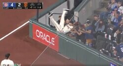 おい！大丈夫かよ…！ 事故レベルの“神ダイビングキャッチ”がヤバすぎる　ファウルフライを追って激走→観客席に飛び込みながら超ファインプレー「怖くないのか？」「すげえな…」