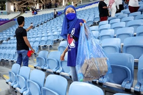 「日本をリスペクトするよ」クロアチアに敗れた後も行なわれたサポーターの“ゴミ拾い”に海外ファン賛辞「美しい文化だ」【W杯】