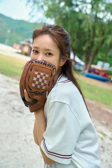 日向坂46佐々木久美1st写真集 グローブで顔を覆った“キャッチ