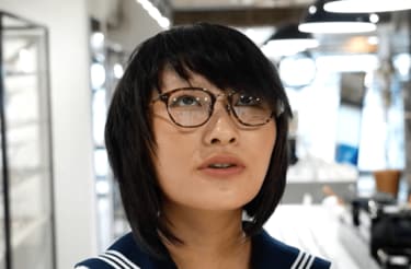 新しい学校のリーダーズ・SUZUKA、プライベートはメガネなし