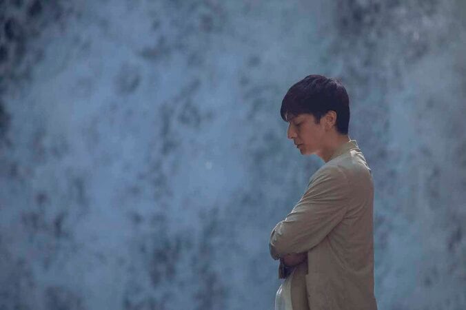滝の前に佇む生田斗真…水とは何なのか問いかける『渇水』場面写真解禁 1枚目