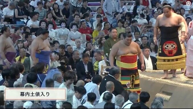 お揃いの化粧まわしで登場した尊富士と熱海富士