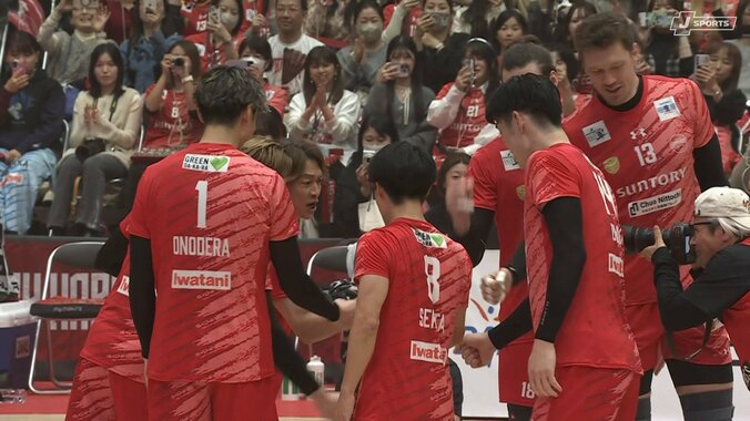 歓喜の輪に加わる香取慎吾