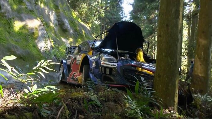 ラリージャパンで大クラッシュ 大破したマシンが物語る“衝撃”…掲げられた「OK」サイン、乗員は無事も再出走ならず激震 3枚目