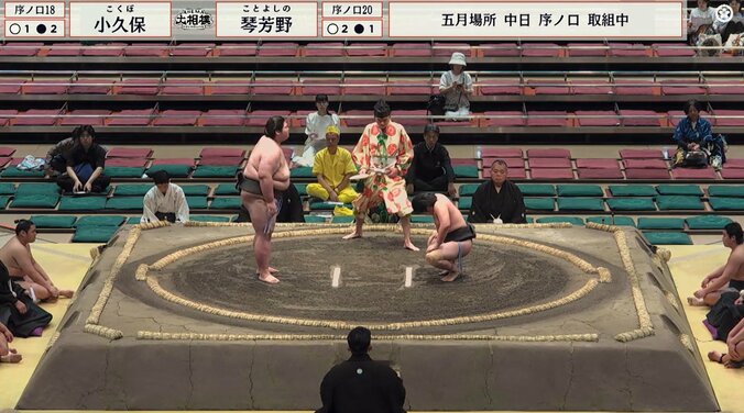 中日最初の取組で“92キロ差”衝撃決着 巨漢がすっ飛んでいく驚きの光景「いきなりスゴイ」「最初から見れたの初めてかも」 2枚目