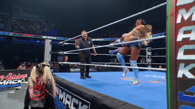 上下のロープに打ち付けられるシャーロット