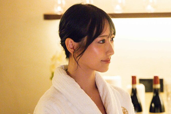 異次元スタイルのモテNo.1美女、バスローブを脱ぎ“勝負水着”姿を披露「可愛いのが好きかなって」 5枚目