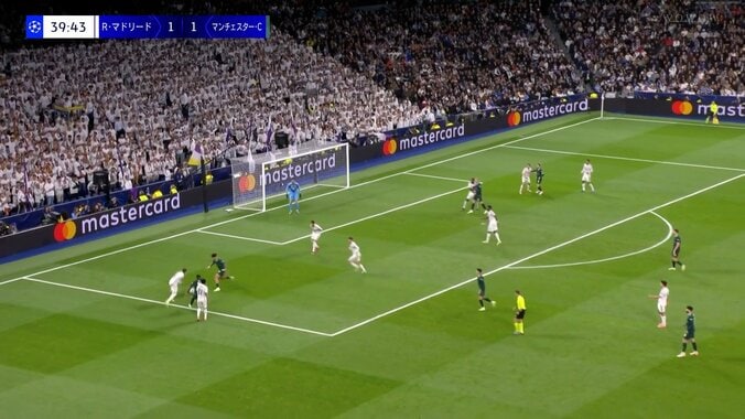 「ラグビーかよ」190cm超ハーランドvsリュディガーの怪物対決にファン興奮「これはファウル」「めちゃ掴んでる」激し過ぎる密着マークはVARでPK判定に 5枚目