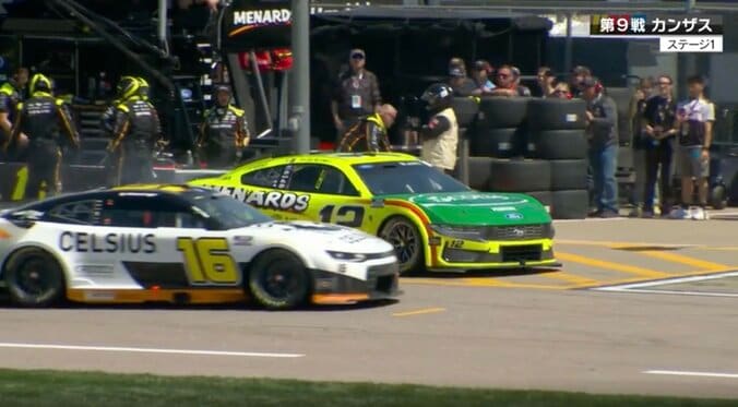 「何やってんだよ」ピット内で衝突事故→大混乱で“珍ペナルティ” 無謀な発進に「あれは出しちゃったクルーが悪い」苦言も 2枚目