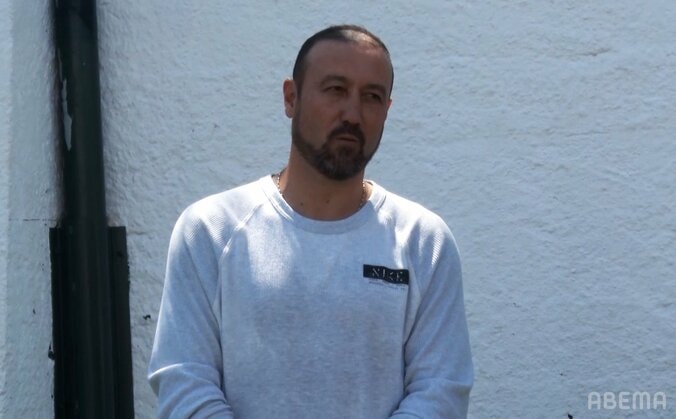 選手にアドバイスする闘莉王